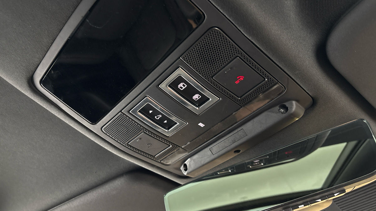 Land Rover Defender 130 Image 37