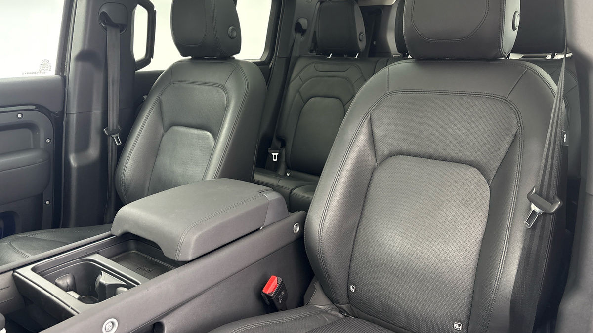 Land Rover Defender 110 Image 7