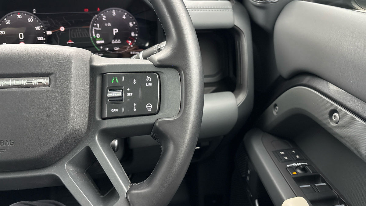 Land Rover Defender 110 Image 14