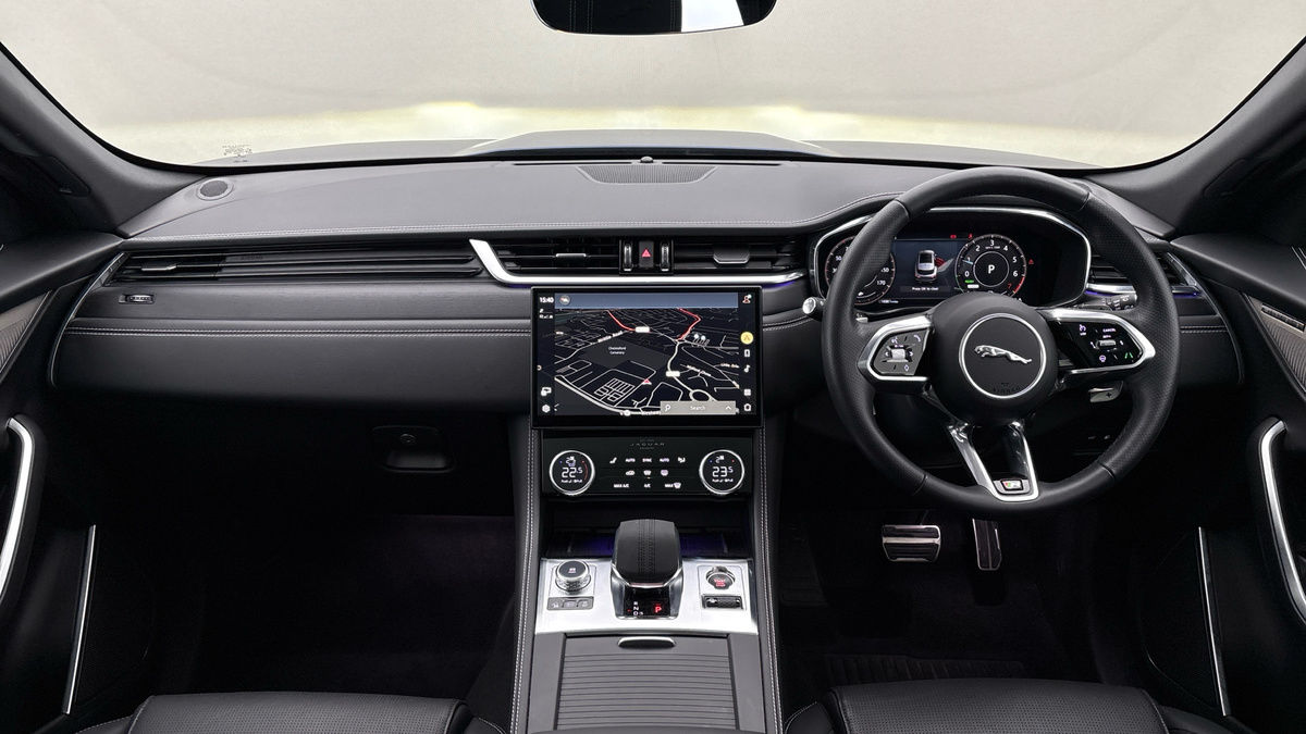 Jaguar F-PACE Image 12