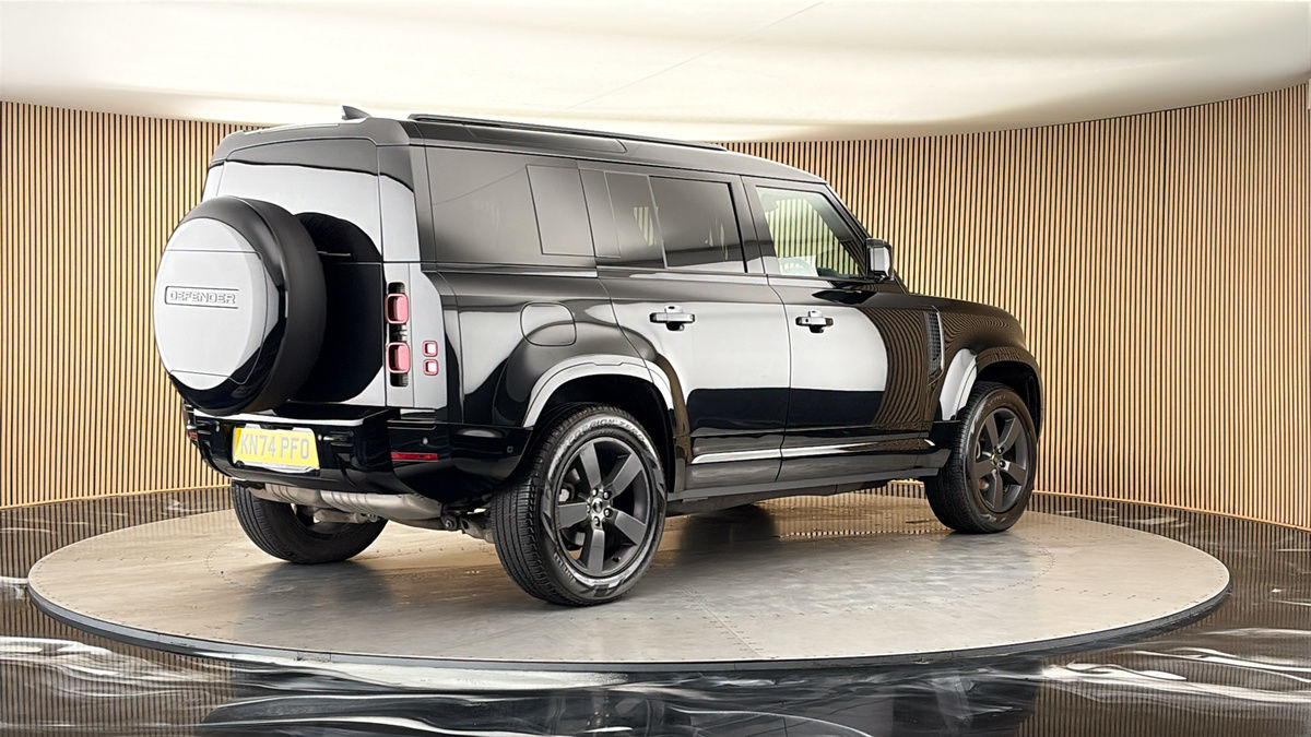 Land Rover Defender 110 Image 21
