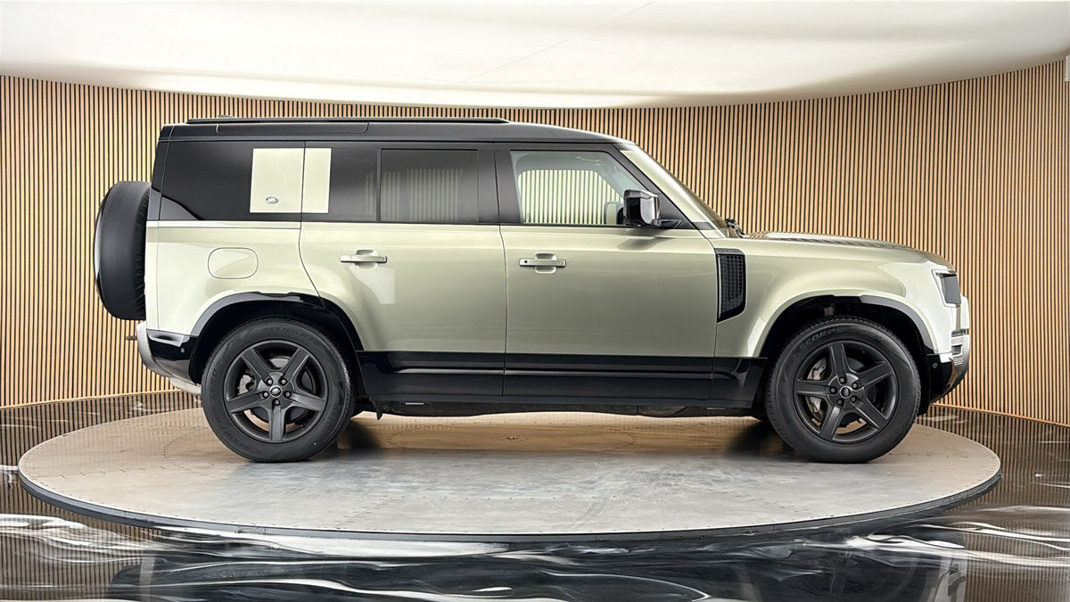 Land Rover Defender 110 Image 16