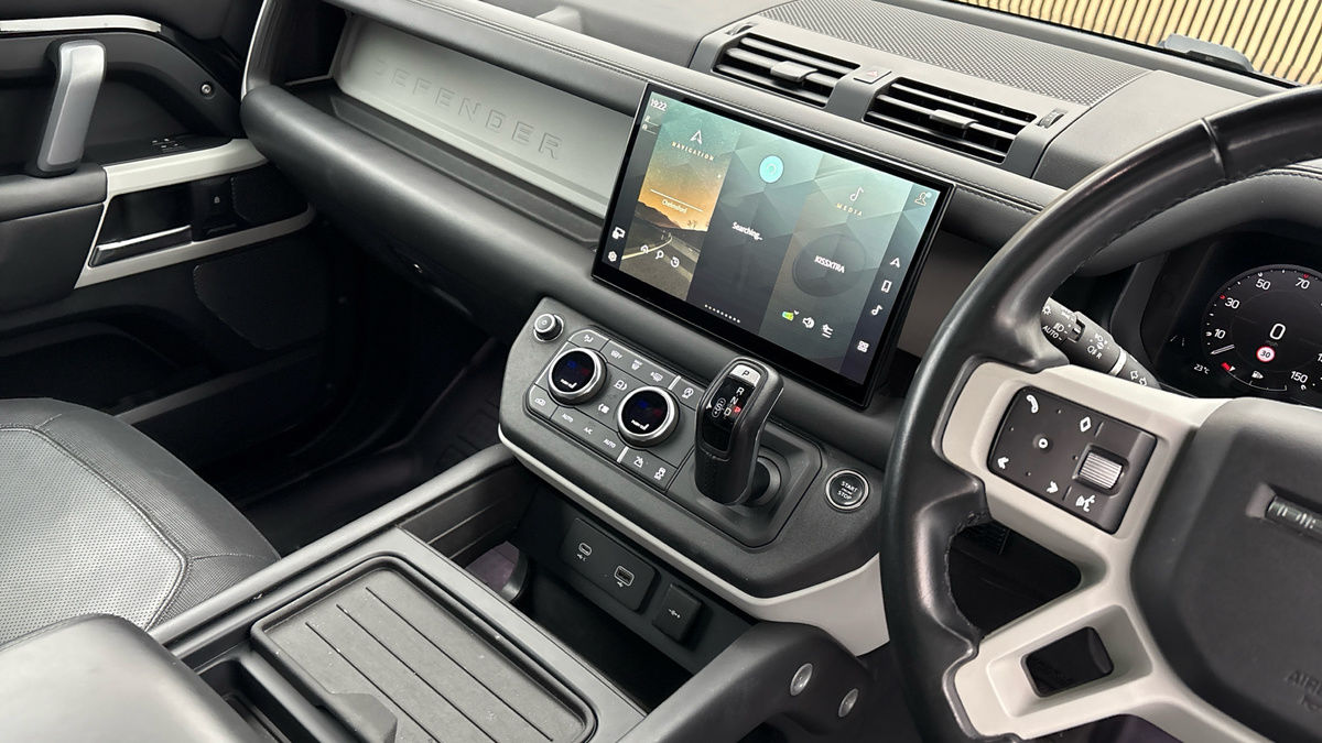 Land Rover Defender 90 Image 18