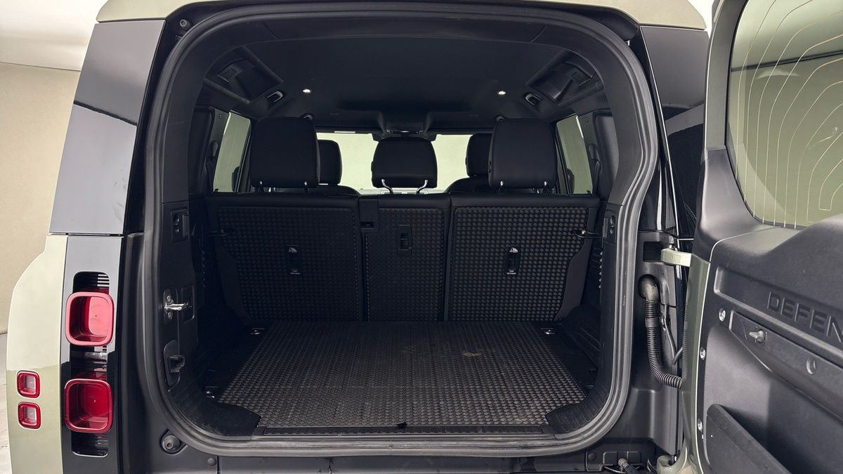 Land Rover Defender 110 Image 11