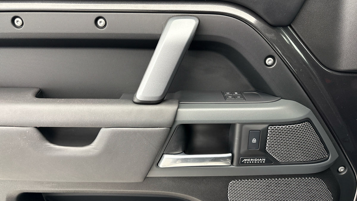 Land Rover Defender 110 Image 19