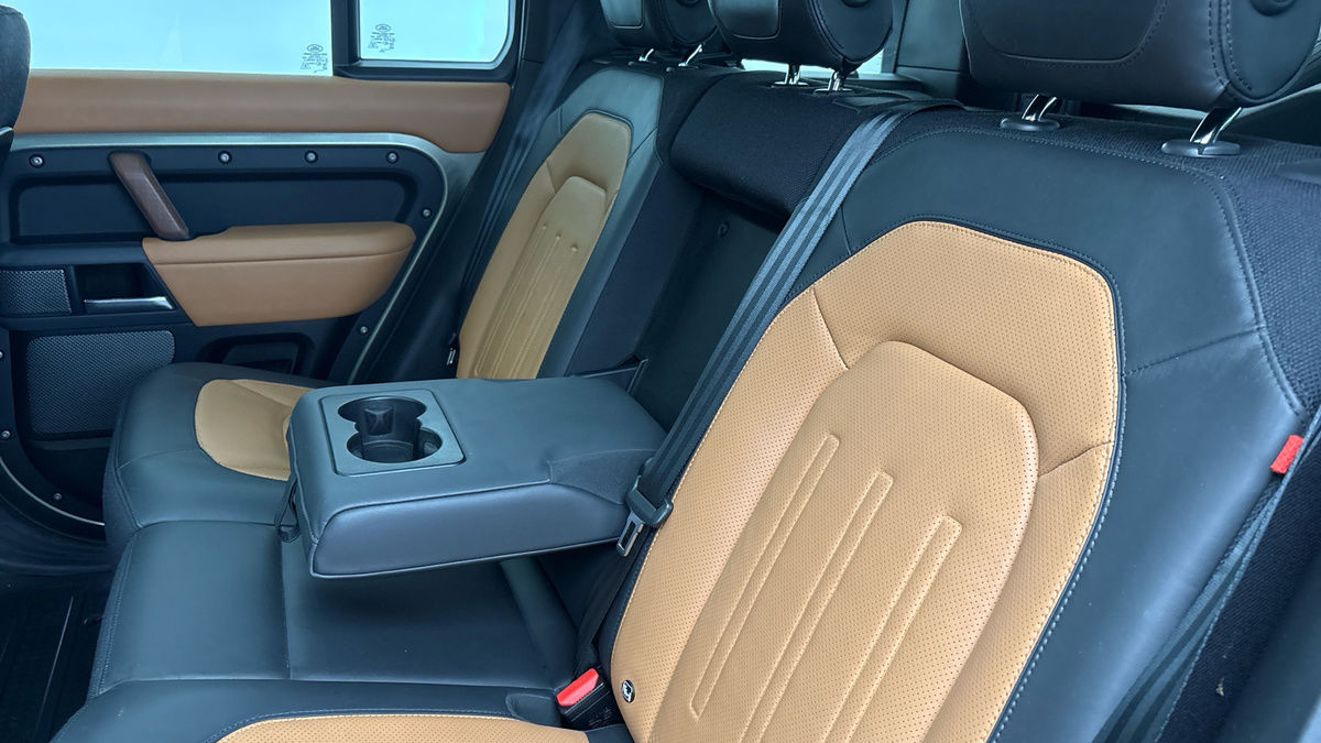 Land Rover Defender 110 Image 9