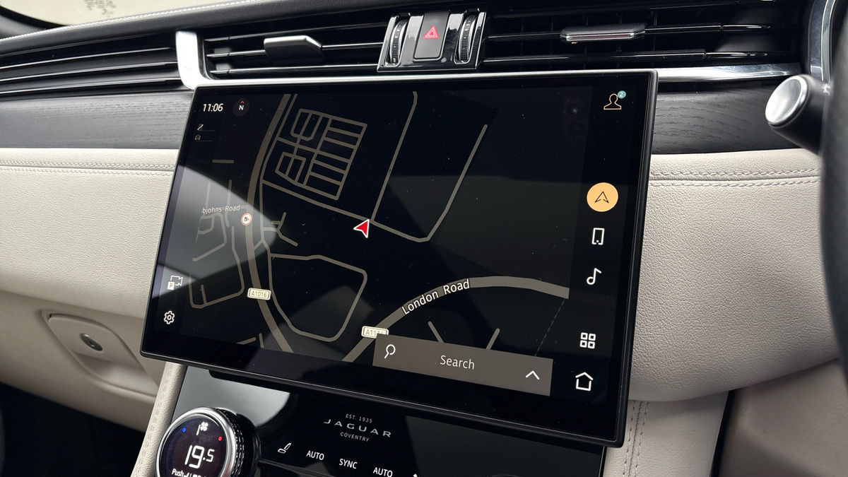 Jaguar F-PACE Image 17