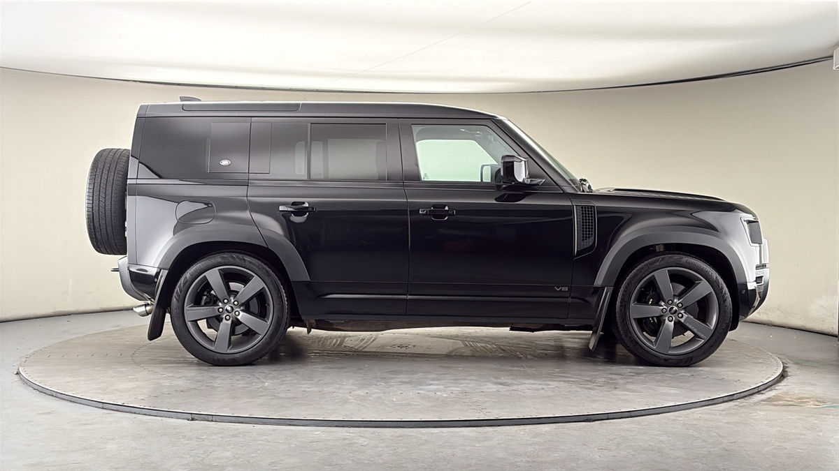 Land Rover Defender 110 Image 16