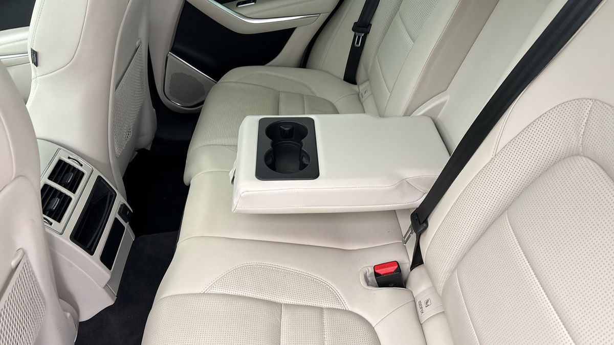 Jaguar F-PACE Image 9