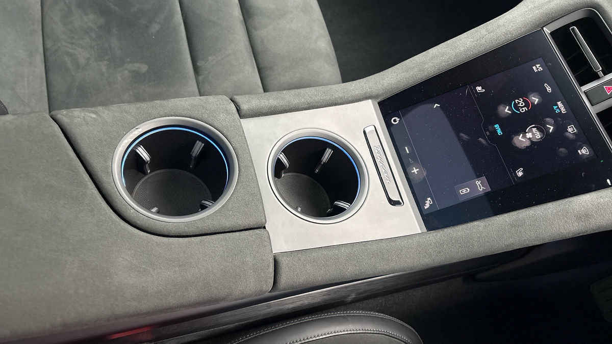 Porsche Taycan Image 18