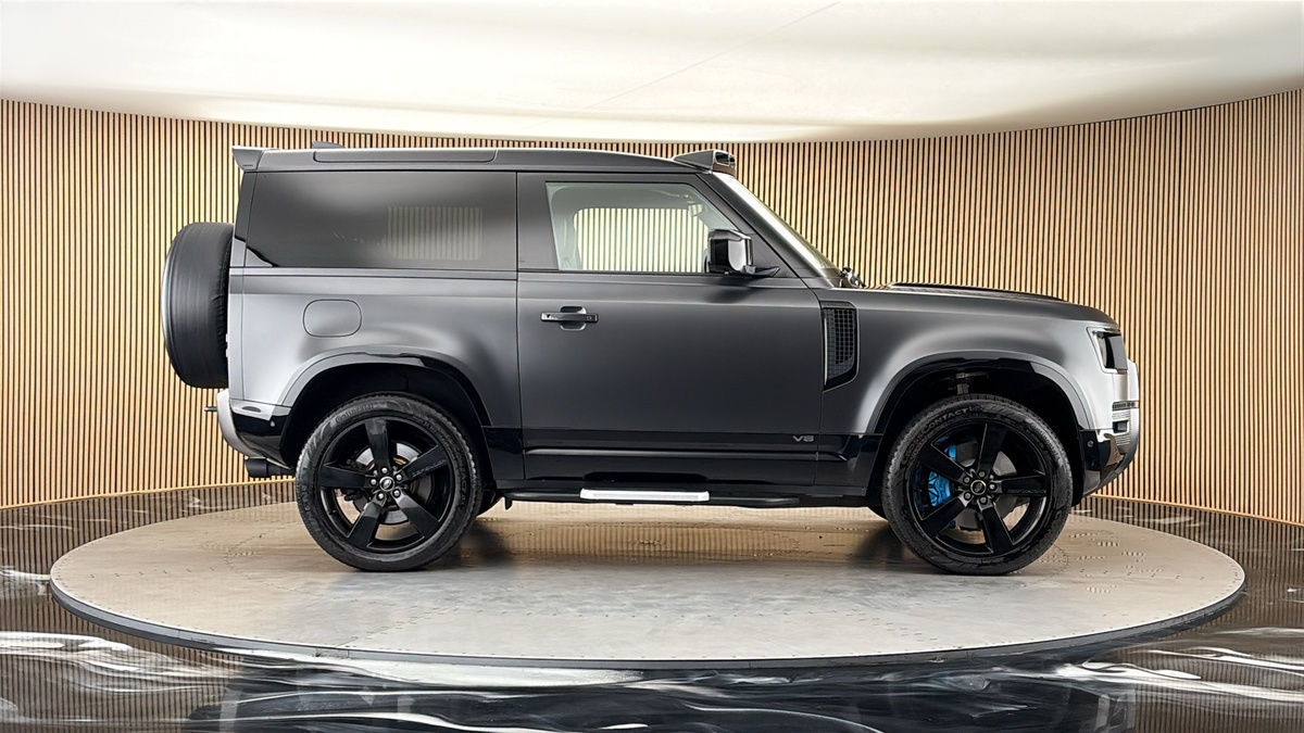 Land Rover Defender 90 Image 16