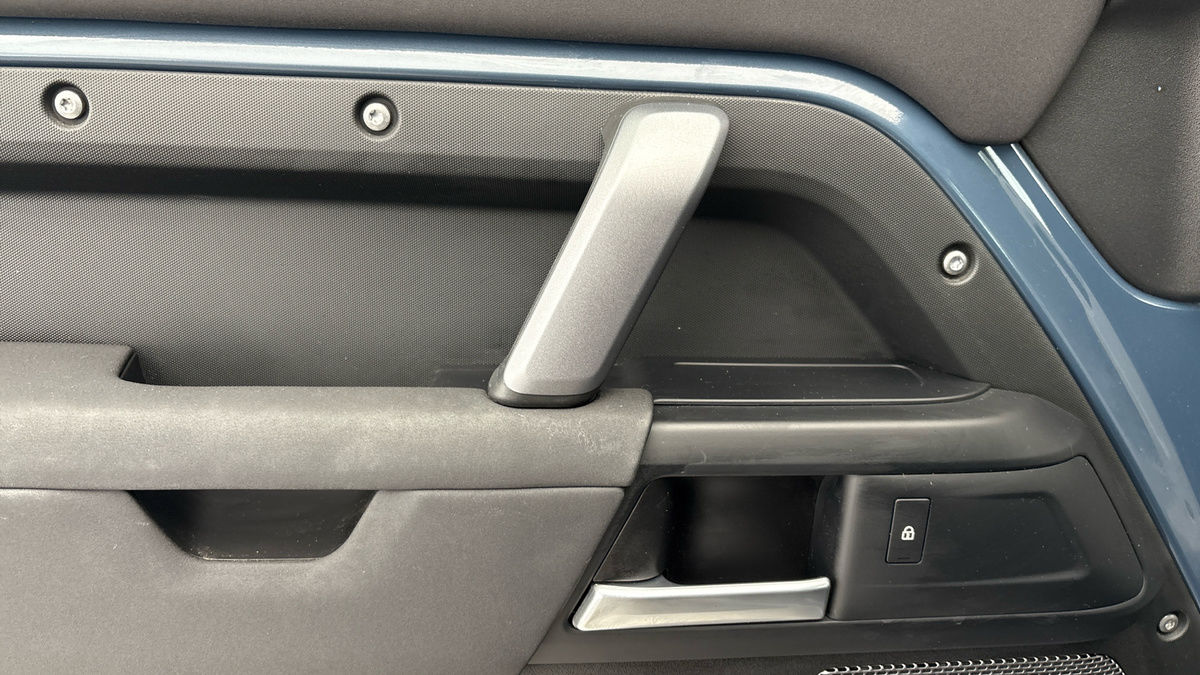 Land Rover Defender 110 Image 19