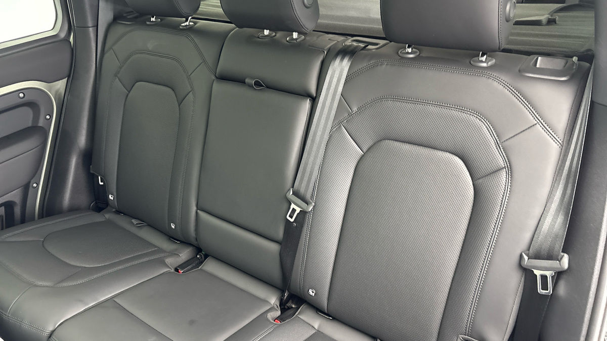 Land Rover Defender 110 Image 8