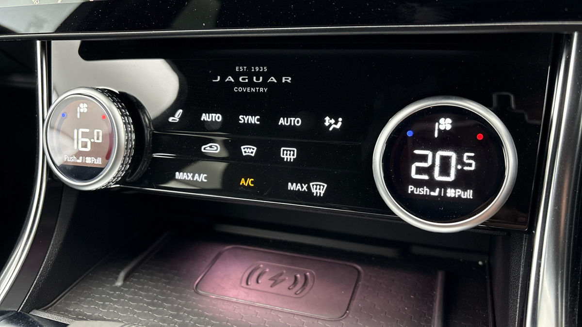 Jaguar XF Image 25