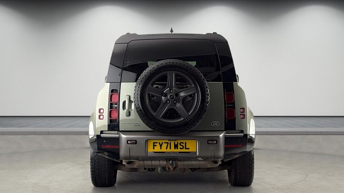 Land Rover Defender 110 Image 4