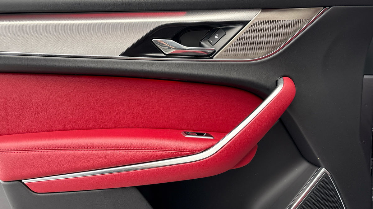 Jaguar F-PACE Image 19