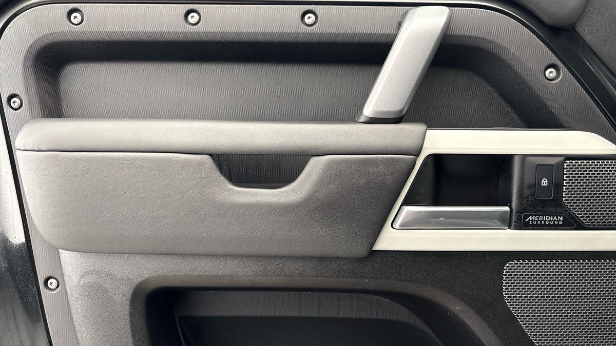 Land Rover Defender 110 Image 19