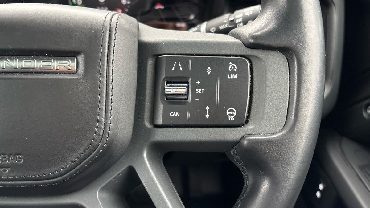 Land Rover Defender 110 Image 14