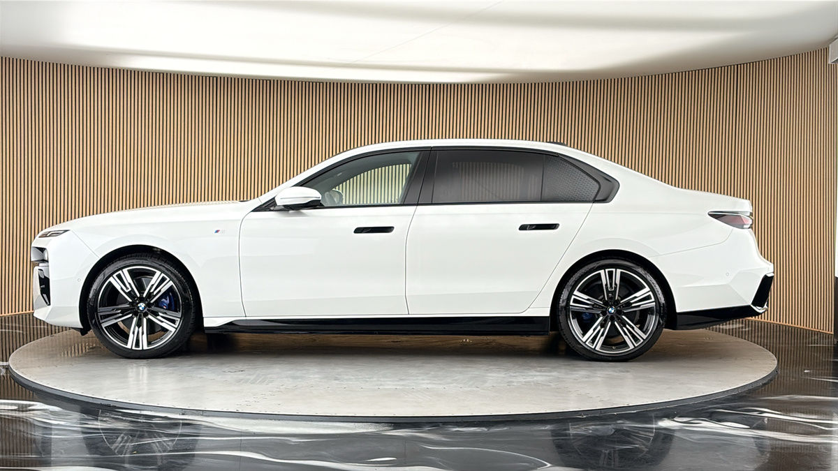 More views of BMW i7