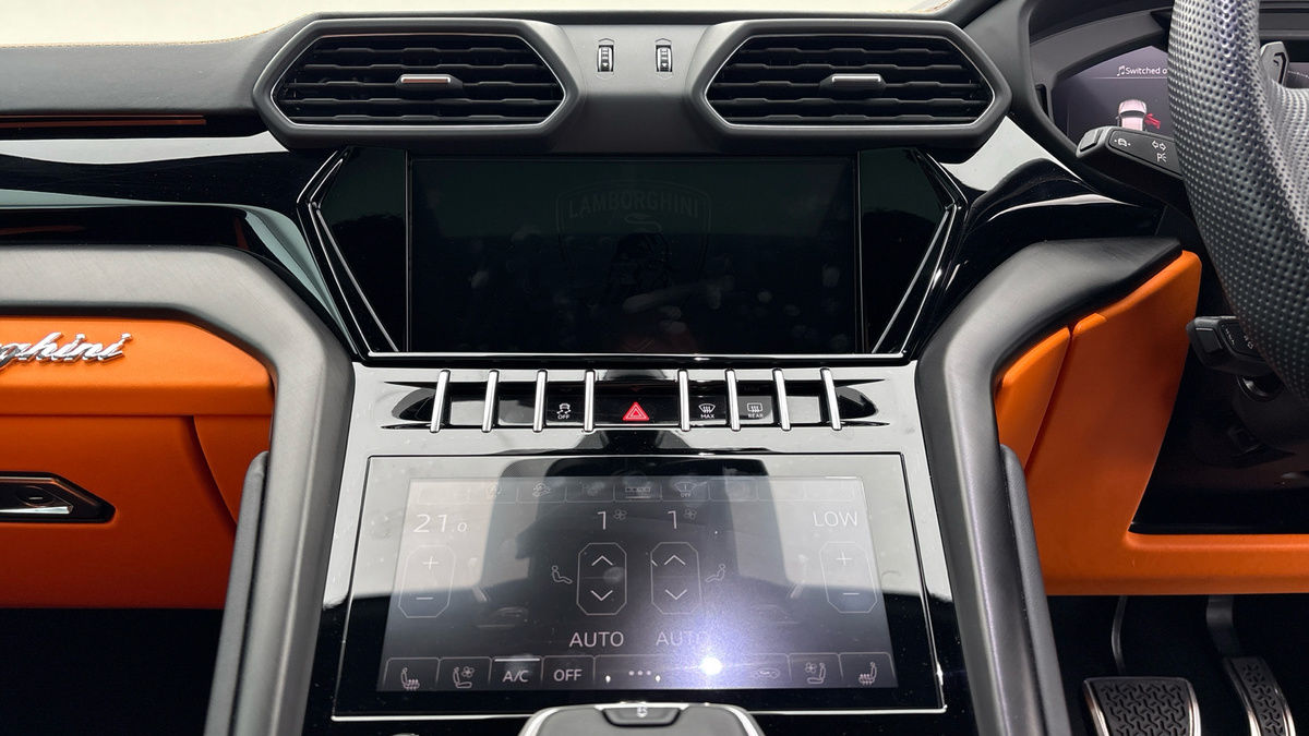 Lamborghini Urus Image 17