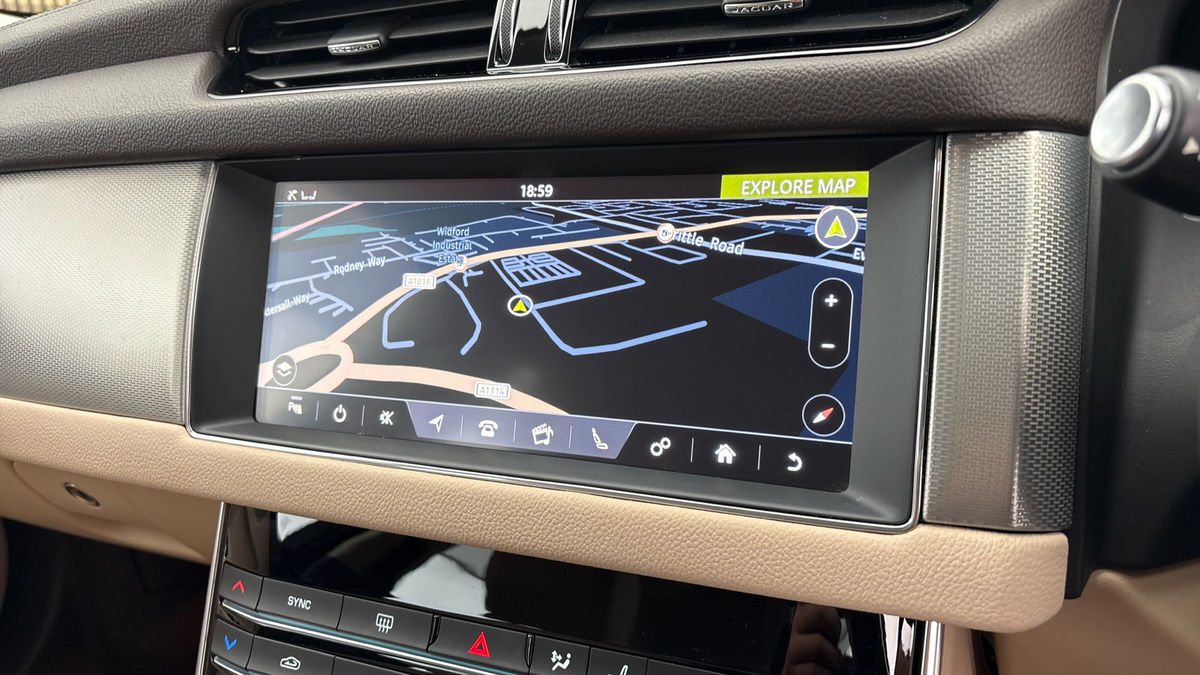 Jaguar XF Image 17