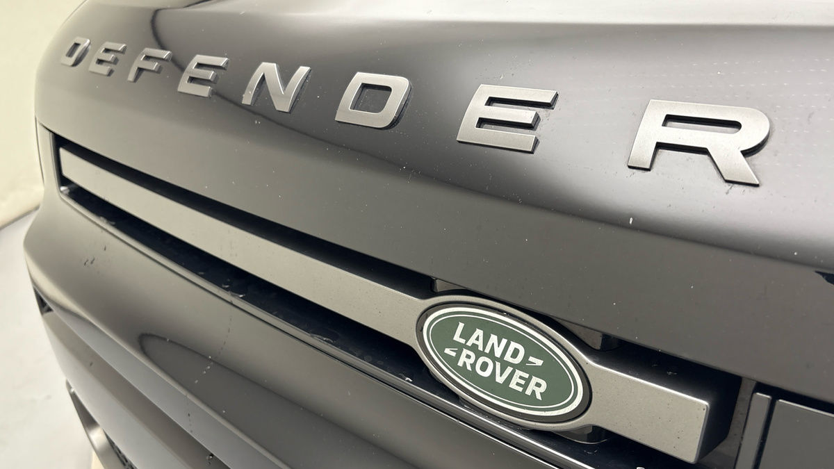 Land Rover Defender 110 Image 24