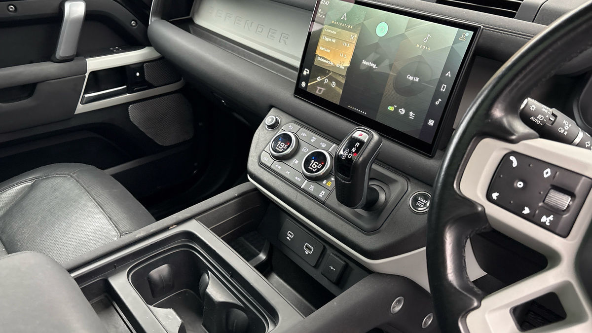 Land Rover Defender 130 Image 18