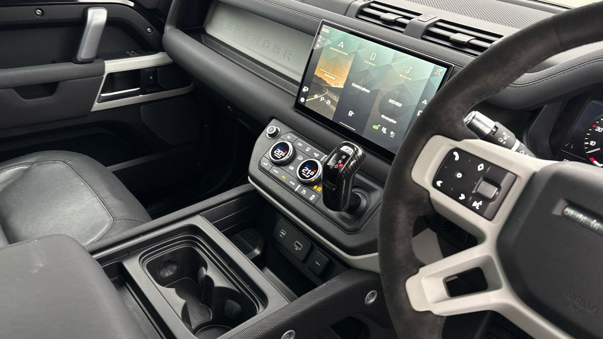 Land Rover Defender 110 Image 18