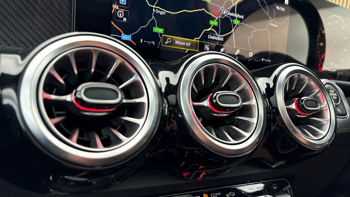 Mercedes-Benz GLB Image 28