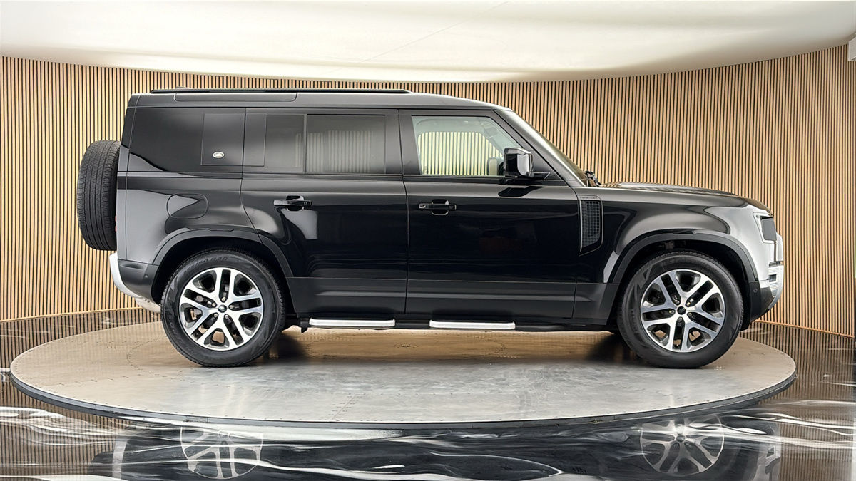 Land Rover Defender 110 Image 16