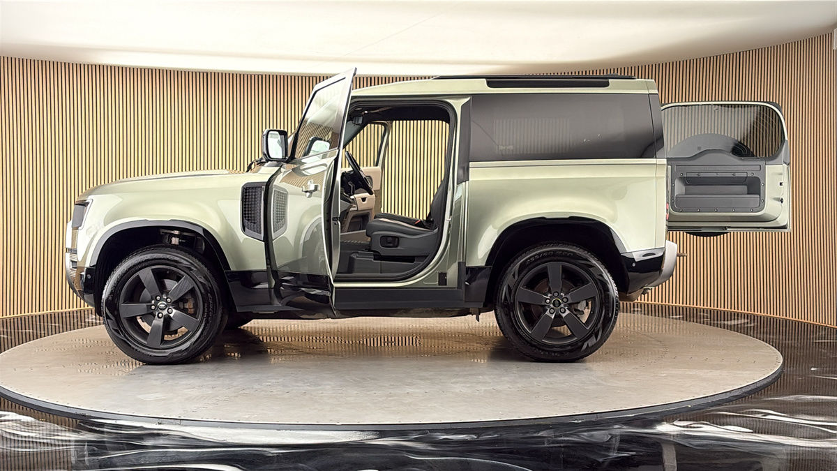 More views of Land Rover Defender 90