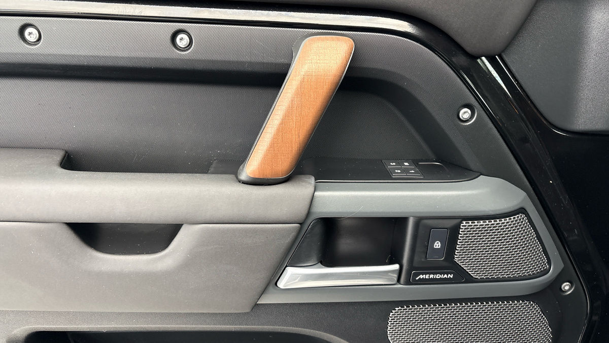 Land Rover Defender 110 Image 19