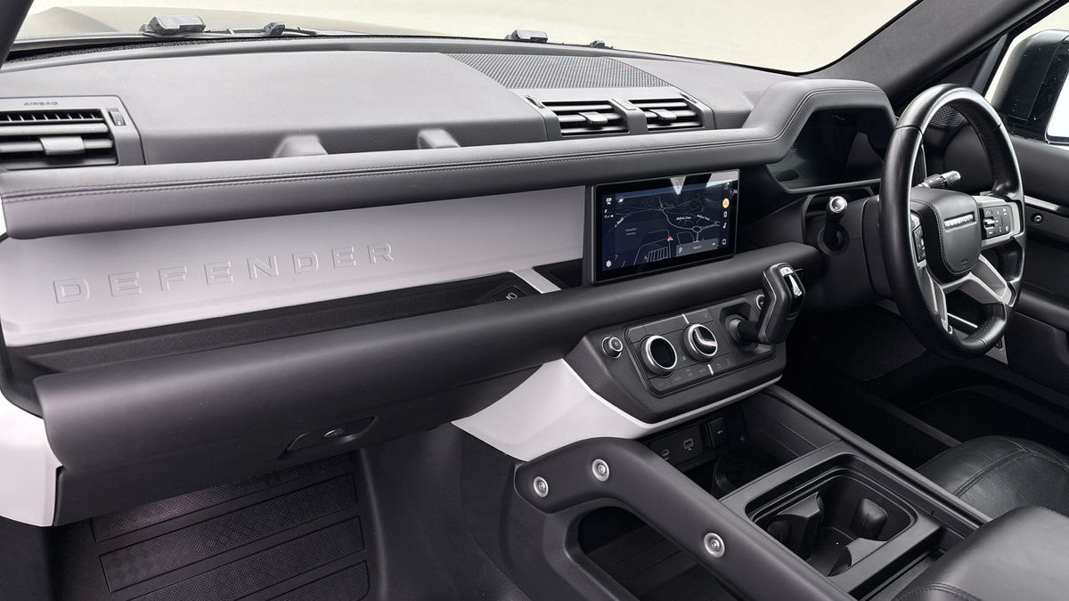 Land Rover Defender 110 Image 25
