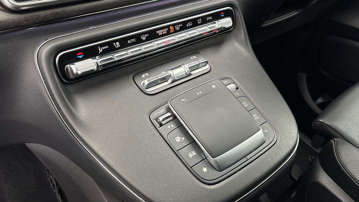 Mercedes-Benz V Class Image 25