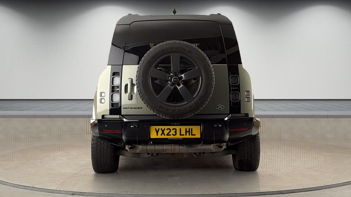 Land Rover Defender 110 Image 4