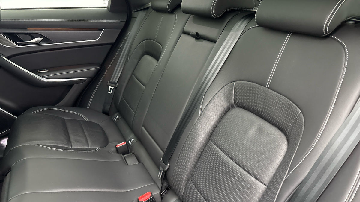 Jaguar F-PACE Image 8