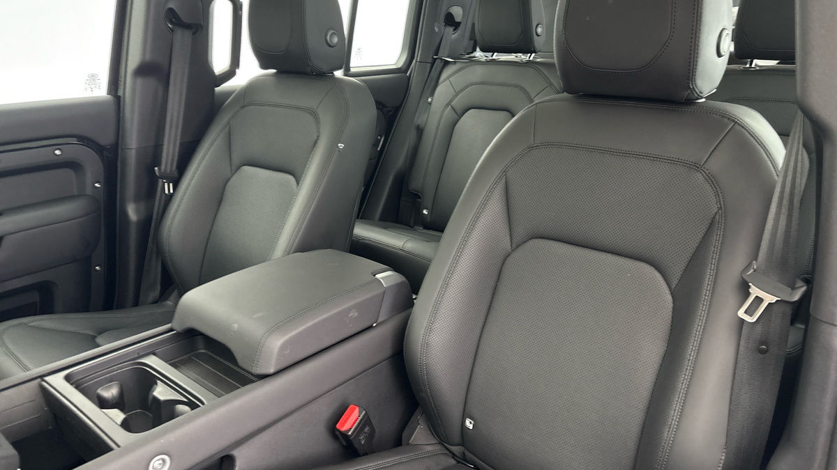 Land Rover Defender 110 Image 7