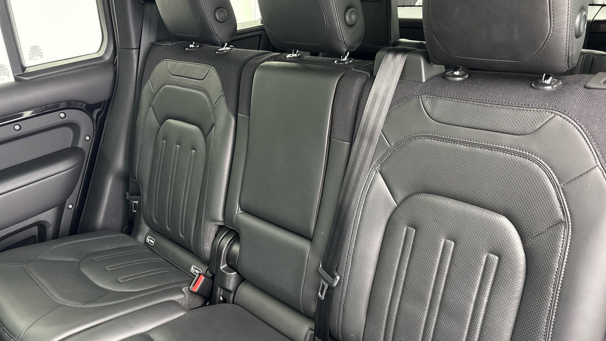 Land Rover Defender 110 Image 8