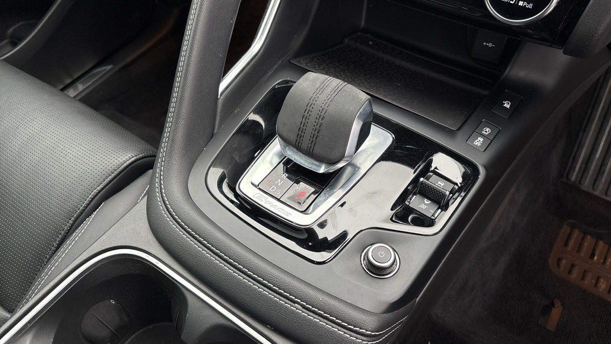 Jaguar E-PACE Image 18