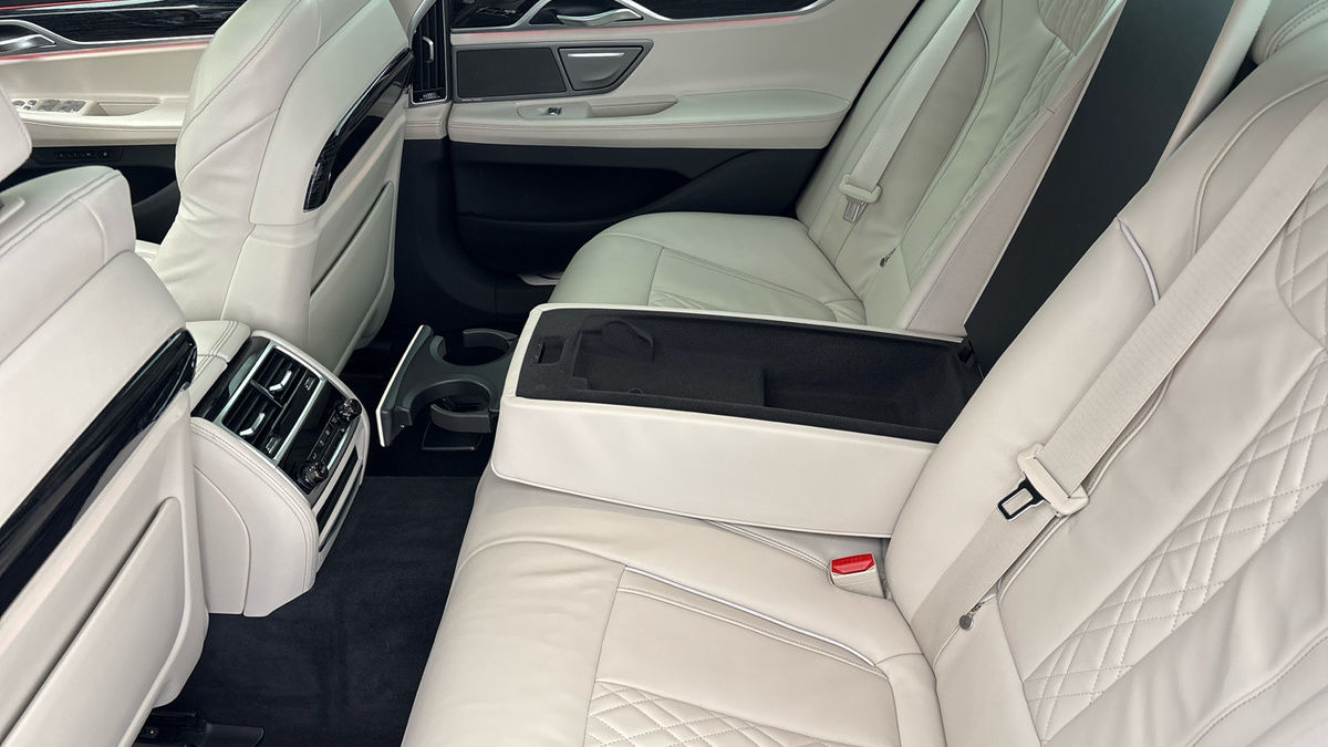 BMW 7 Series Image 9