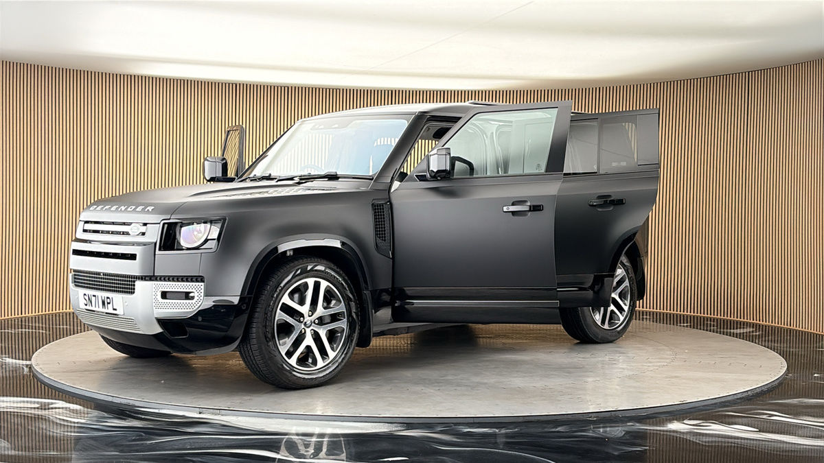 Land Rover Defender 110 Image 22