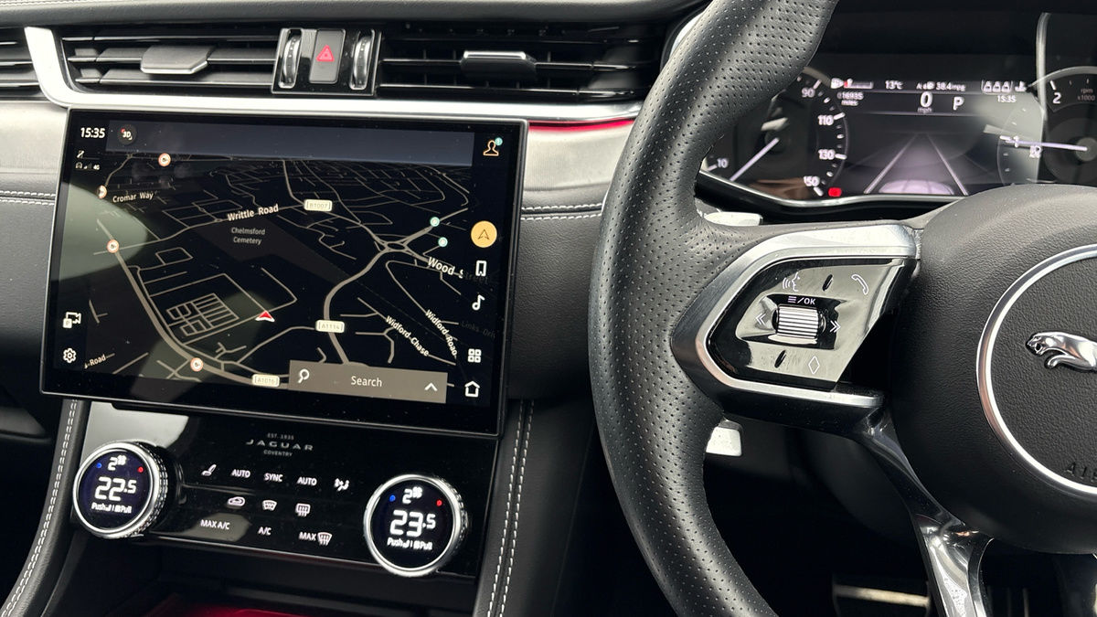 Jaguar F-PACE Image 13