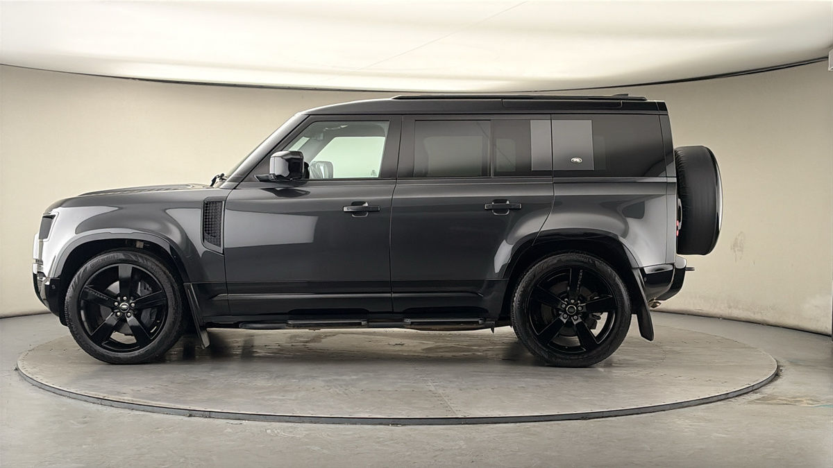 Land Rover Defender 110 Image 15