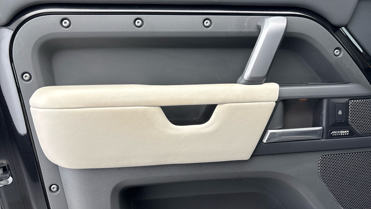 Land Rover Defender 110 Urban Image 19