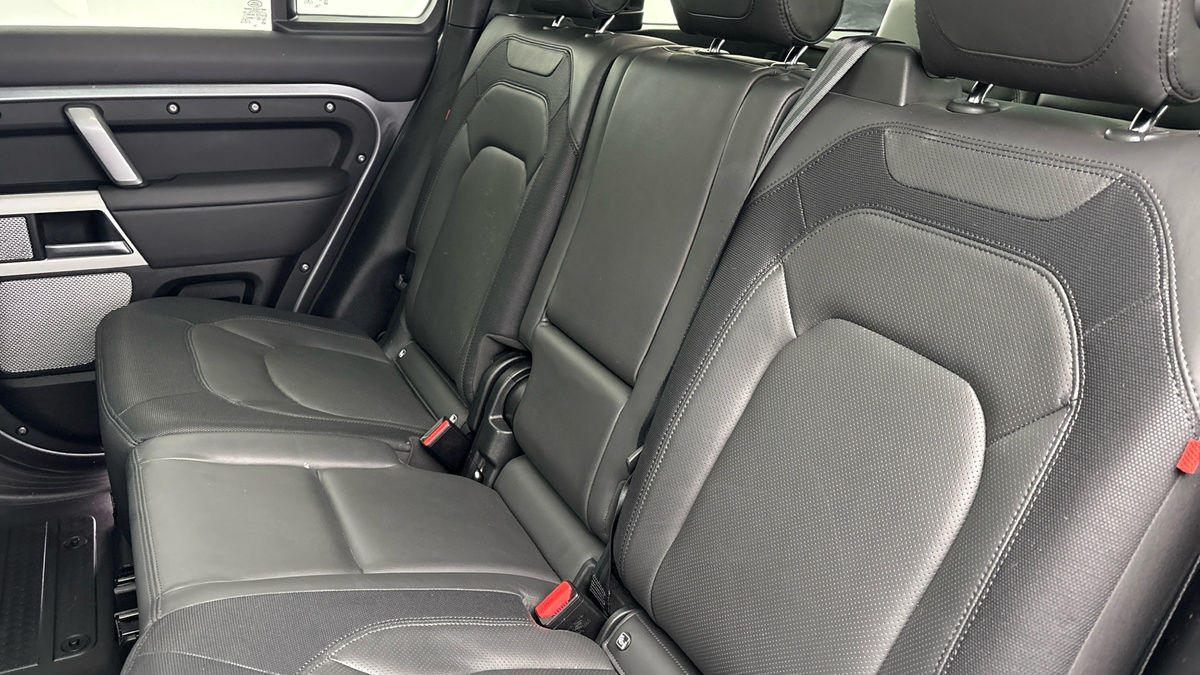 Land Rover Defender 130 Image 8