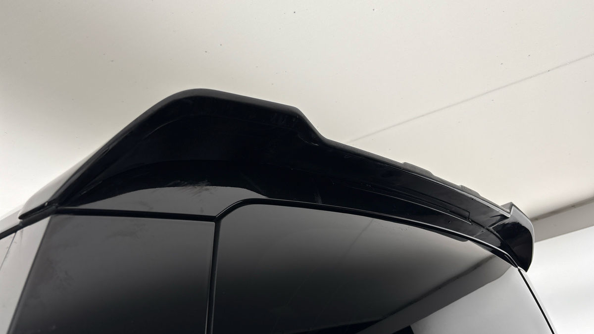 Land Rover Defender 110 Image 27