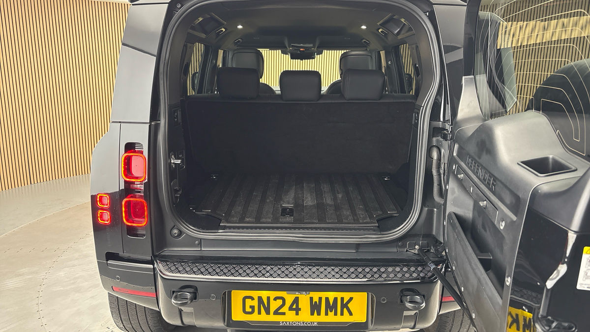 Land Rover Defender 110 Image 11