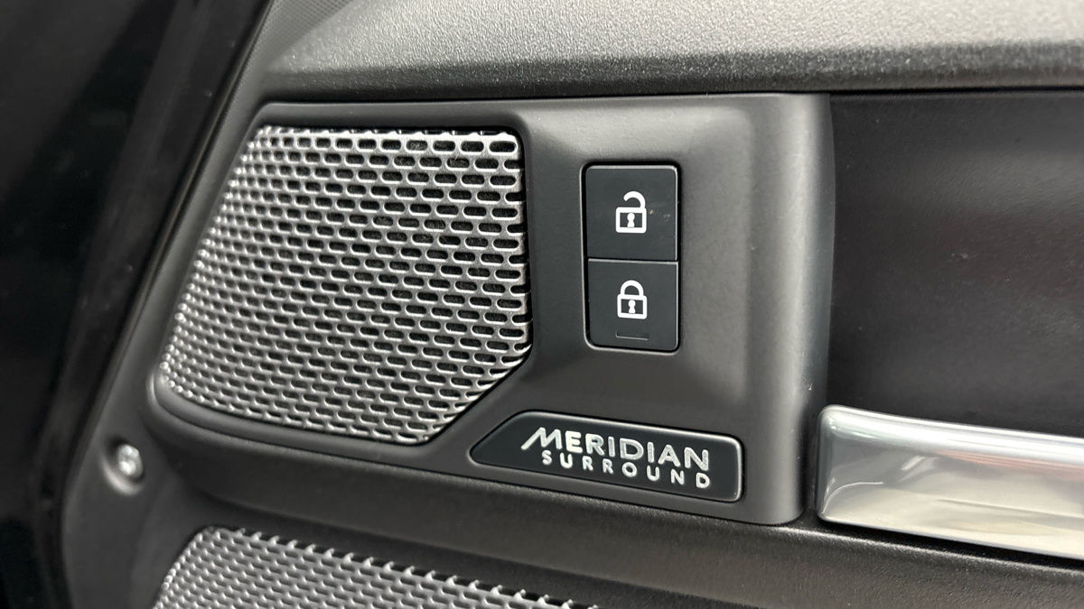 Land Rover Defender 110 Image 26