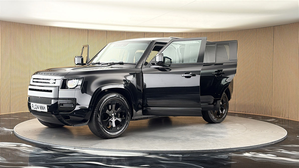 Land Rover Defender 110 Image 22