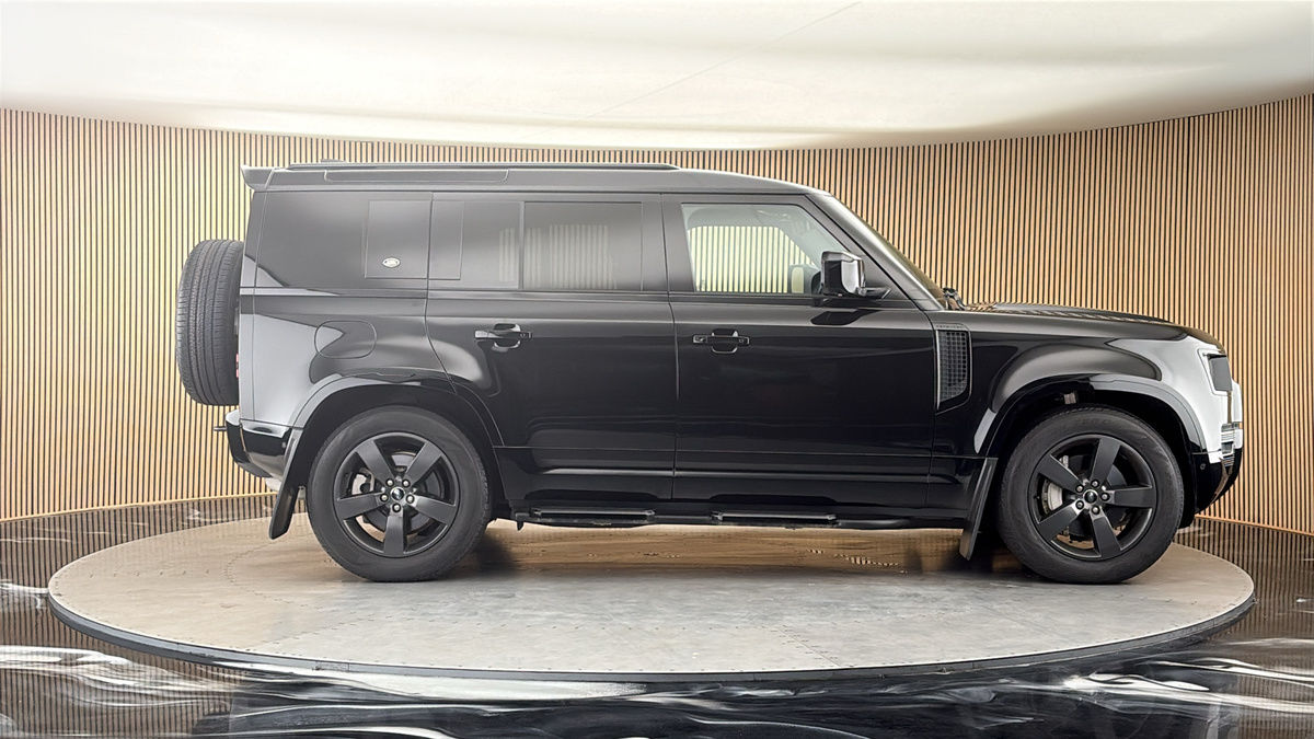 Land Rover Defender 110 Image 16
